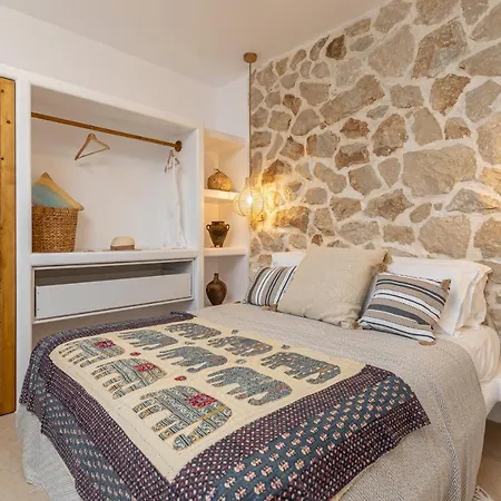 White Luxurious Ii * Glinado Naxos