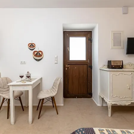 White Luxurious Ii * Glinado Naxos