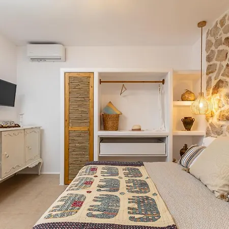 White Luxurious Ii * Glinado Naxos